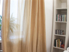 Симпатичная русская девушка зашла в гости и получила член в очко