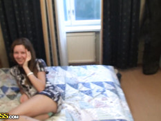 Симпатичная русская девчонка подставляет члену упругую задницу