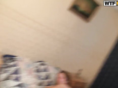 Симпатичная русская девчонка подставляет члену упругую задницу