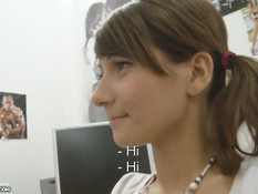 Русская девушка с хвостиками Аня подставляет члену киску и анус