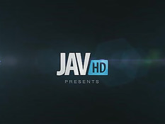 Японская девка в чёрных чулках снимает трусики и ебётся с парнем