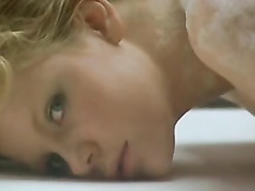 Актриса Sylvia Kristel занимается любовью в ретро фильме Эммануэль