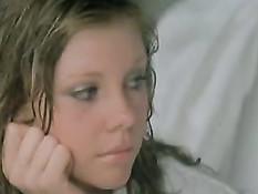 Актриса Sylvia Kristel занимается любовью в ретро фильме Эммануэль