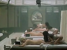 Актриса Sylvia Kristel занимается любовью в ретро фильме Эммануэль