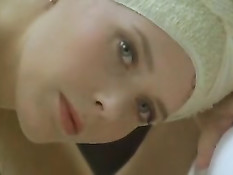 Актриса Sylvia Kristel занимается любовью в ретро фильме Эммануэль