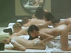 Актриса Sylvia Kristel занимается любовью в ретро фильме Эммануэль