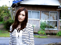 Красивая сисястая азиатка Candy Julia показывает сексуальное тело