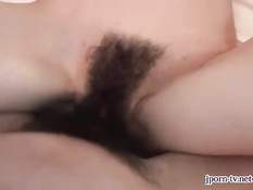 Азиатская подруга играет с членом своего парня и ебётся на кровати