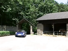 Сисястая официантка отсасывает хуй и трахается со своим клиентом