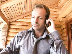 Сисястая официантка отсасывает хуй и трахается со своим клиентом