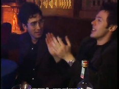 Парни трахают в ночном клубе сексуальную блондинку и брюнетку