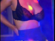 Парни трахают в ночном клубе сексуальную блондинку и брюнетку