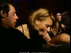 Парни трахают в ночном клубе сексуальную блондинку и брюнетку