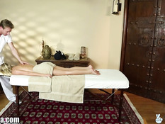 Блондинке Dakota Skye пришлось отсосать возбуждённому мужчине