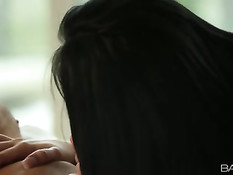 Молодая брюнеточка делает минет и наслаждается куннилингусом