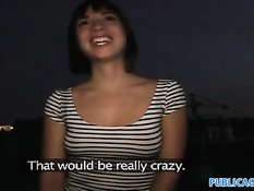 Первая встречная девка с наслаждением отсасывает и дрочит член