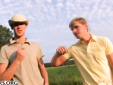 Ребята встретили на поляне у реки девку и попросили отсосать член