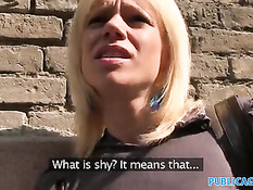 Уличная девка ебётся с незнакомым парнем и получает сперму в рот