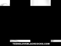 Мужик оттрахал девушку возле бассейна и залил спермой её личико