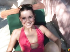 Горячие молодые девки обожают чувствовать сперму на своём лице