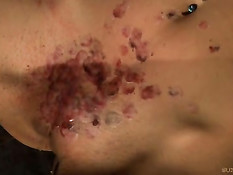 Связанную молодую шлюшку отхлестали по жопе и облили воском