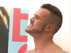 Два гомосексуальных парня лижут друг друга и ебутся на кровати