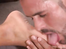 Два гомосексуальных парня лижут друг друга и ебутся на кровати