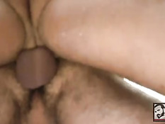 Молодой бородатый гей в туалете трахается с пожилым любовником