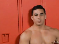 Возбуждённые геи принимают душ и устраивают развратные оргии