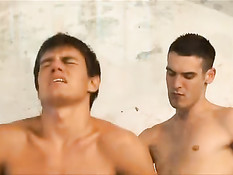 Возбуждённые геи принимают душ и устраивают развратные оргии