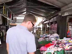 Голубой парнишка подрочил член и трахнулся с приятелем на складе