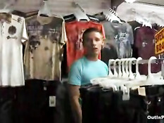 Голубой парнишка подрочил член и трахнулся с приятелем на складе