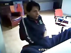 Зрелая женщина постоянно мастурбирует клитор в порно видеочате