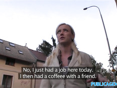 Молодая блондинка за деньги ночью ебётся с парнем в автомобиле