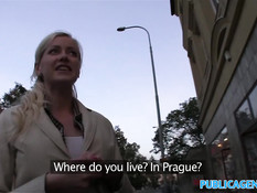 Молодая блондинка за деньги ночью ебётся с парнем в автомобиле