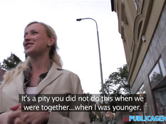 Молодая блондинка за деньги ночью ебётся с парнем в автомобиле