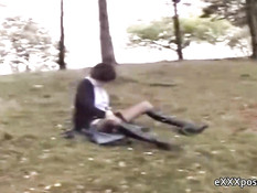 За деньги она согласилась заняться мастурбацией в лесу на траве