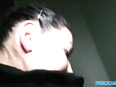 Встретил брюнетку на ночной улице и оттрахал на лестнице в киску