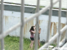 Чешская девушка знакомится на улице с тёлкой и лижет её на траве