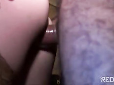 Милая французская девчонка в лесу занимается сексом с мужиками