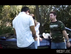 Девка приехала с парнями на природу и трахнулась с одним из них