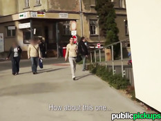 Молодая брюнетка на улице показывает сиськи и ебётся с парнем