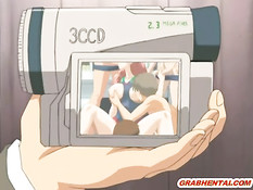 Хентай девчонка с большими сиськами отсасывает сразу два члена