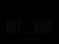 Красивая зрелая женщина Stacy Silver мастурбирует бритую киску