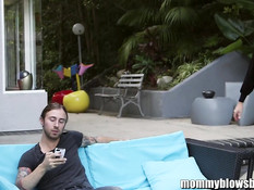 Блондинка Sunny Leone на свежем воздухе сделала сладкий минет