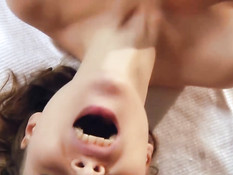 Обнажённая молодая девушка соблазняет на секс пожилого мужчину