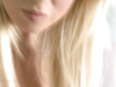 Молодая блондиночка раздевается и мастурбирует киску в постели