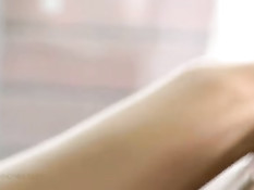 Молодая блондиночка раздевается и мастурбирует киску в постели