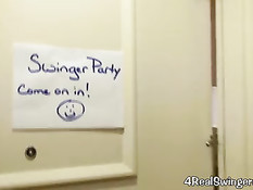 В гостинице собираются свингеры и занимаются групповым сексом