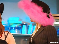 Девке в чёрном нижнем белье Krystal De Boor всунули член в анус